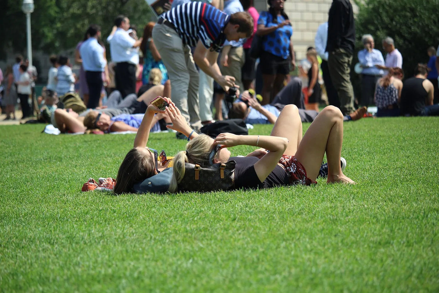 Personas viendo un eclipse solar con gafas certificadas