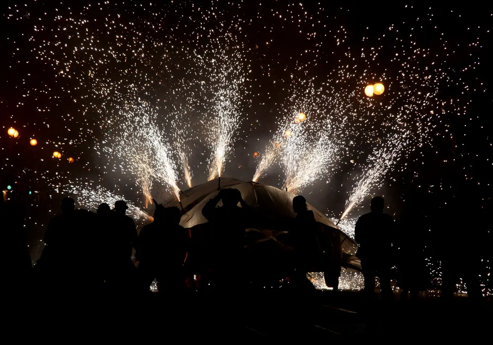 Castillo de Fuegos Artificiales con Música Electrónica