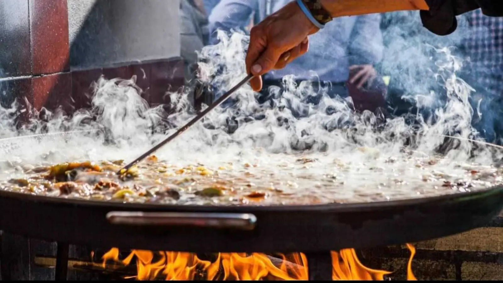 Internationaler Wettbewerb für Valencianische Paella in Sueca