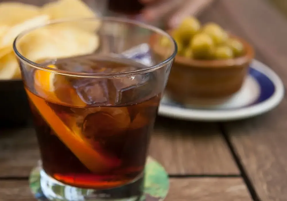 Cata de vermuts en una celler medieval