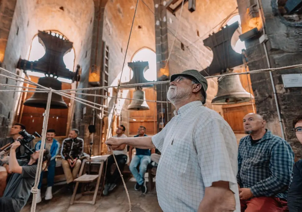 Traditionelles Glockengeläut im Micalet