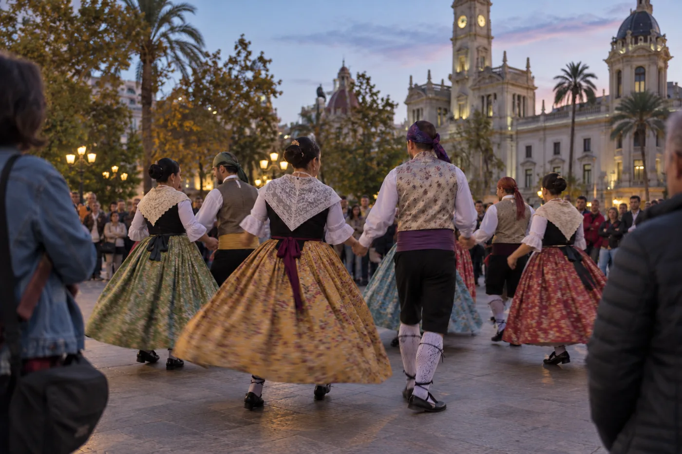 Víspera del 9 d'Octubre: Cant a la Senyera, bailes valencianos y fuegos artificiales